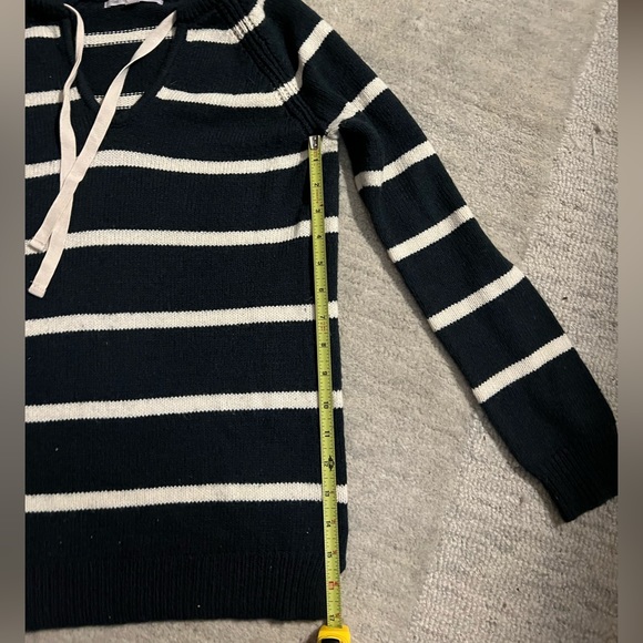GAP V-Neck Drawstring Sweater - Picture 9 of 10